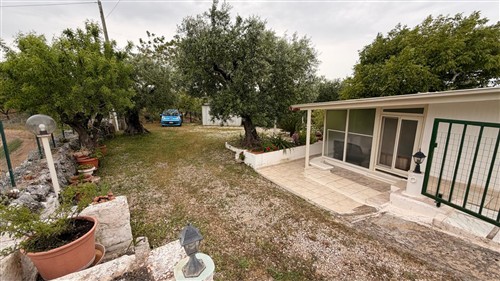 Trullo Con Alcove Con Bagno e Angolo Cottura.Terreno di 4.000 mq.